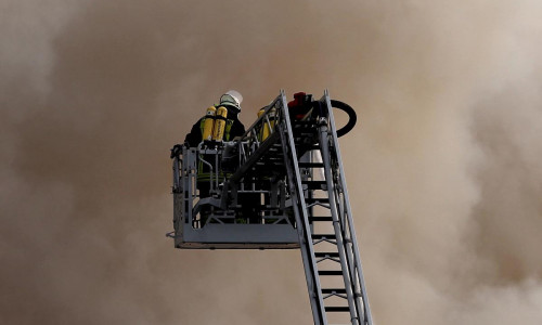Feuerwehr auf einer Drehleiter (Archiv)