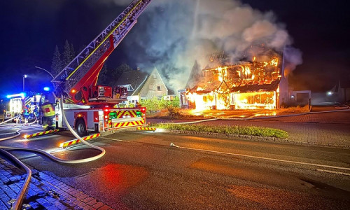 Die Feuerwehr bei den Löscharbeiten (Archiv)