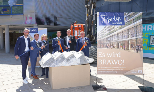Jens Hofschröer (WMG), Sebastian Geese (Köster Bau), Claudia Kayser (Volksbank BRAWO), Oberbürgermeister Dennis Weilmann, Kai-Uwe Hirschheide (Stadt Wolfsburg) und Jürgen Brinkmann (Volksbank BRAWO) starten gemeinsam die Abrissarbeiten für die Errichtung des ersten Bauabschnittes der BRAWO Arkaden (v. li.).