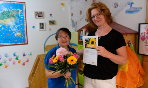 Heidrum Herda (rechts) vom Familienkinderservicebüro des Landkreises Goslar dankt Birgit Weise für ihren langjährigen Einsatz als Tagesmutter.