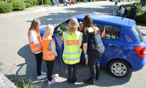 Die Autos wurden angehalten und die Kinder führten persönliche Gespräche mit den Fahrern.