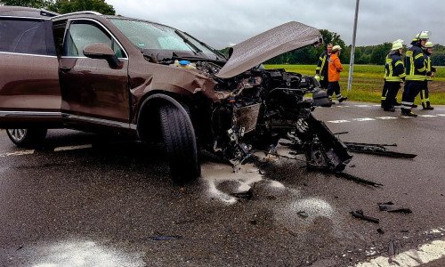 Der BMW wurde durch den starken Aufprall auf ein Feld geschleudert. (Archiv)