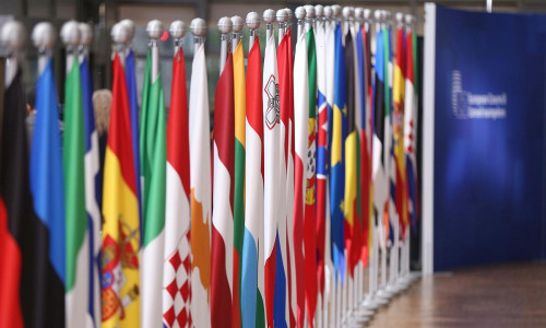 Fahnen der EU-Mitgliedsländer beim Europäischen Rat am 26.06.2025