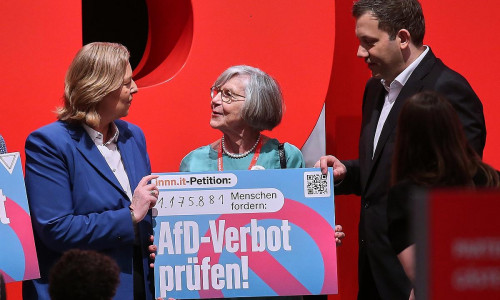 Bärbel Bas und Lars Klingbeil mit Schild zu Petition zu AfD-Verbot am 29.06.2025