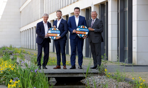 Die Oberbürgermeister Frank Klingebiel, Dennis Weilmann und Dr. Thorsten Kornblum übernehmen gemeinsam offiziell die Schirmherrschaft für den walk4help, den Jürgen Brinkmann, Vorstandsvorsitzender der Volksbank BRAWO/BRAWO GROUP, initiiert hat