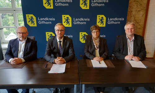  Der designierte Kreiswahlleiter Björn Sund (von links), Erster Kreisrat Dominik Meyer zu Schlochtern, Kreisrätin Ute Spieler und Kreisrat Rolf Amelsberg informierten während einer Pressekonferenz am 5. Juni 2025 nach dem unvorhergesehenen und plötzlichen Tod von Landrat Tobias Heilmann über die Trauerfeier und die bevorstehende Wahl.