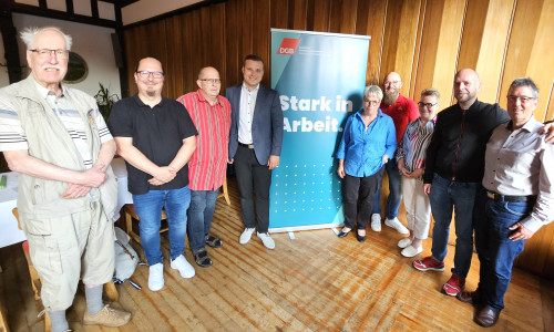 Horst Schardinel (DGB-Senioren, IG BCE), Björn Alsleben (Schriftführer, IG Metall), Wolfgang Höppner (IG BCE), Len Reinecke (IG Metall), Elke Bensch (stellv. Vorsitzende, ver.di), Christoph Möhring (stellv. Vorsitzender, IG Metall), Imke Onyambu (stellv. Vorsitzende, GEW), Dominik Meier (Vorsitzender, IG Metall) und Michael Kleber (DGB-Regionsgeschäftsführer) (v. li.).