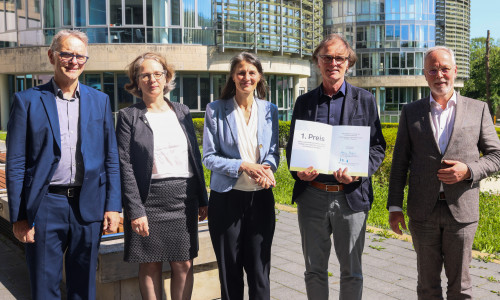 Ernst Panse, Mitglied des Preisgerichts, Landschaftsarchitekt und Stadtplaner, Bautzen, Anna Weyde, Erste Verbandsrätin Regionalverband Großraum Braunschweig, Miriam Staudte, Ministerin für Ernährung, Landwirtschaft und Verbraucherschutz, Michael Glück, 1. Preisträger, Glück Landschaftsarchitektur, Stuttgart und Henning Konrad Otto, Verbandsgeschäftsführer, Planungsverband Buschhaus  (v. li.). 