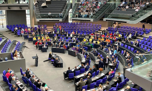 Debatte im Bundestag zum Thema "queerfeindliche Hasskriminalität" am 26.06.2025