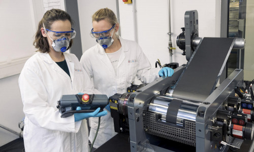 Mit den Fördermitteln setzt die TU Braunschweig karriereunterstützende Maßnahmen für Studentinnen, Wissenschaftlerinnen in der frühen Karrierephase und Professorinnen insbesondere in MINT-Fächern (Mathematik, Informatik, Naturwissenschaften und Technik) um. Auf dem Bild zu sehen sind zwei wissenschaftliche Mitarbeiterinnen der BatteryLabFactory (BLB) bei der Herstellung von Elektrodenbeschichtungen. 
