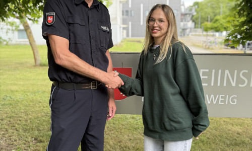 Oleksandra P. wurde von Inspektionsleiter Thomas Bodendiek für ihre Zivilcourage gewürdigt.