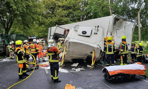 Einstzkräfte arbeiten am LKW (Archiv)