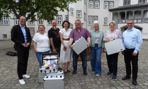Bei der Übergabe der Moderationskoffer (von links): Eike Fromhage von der Sparkasse Celle- Gifhorn-Wolfsburg, Nadine Gherram, Dieter Michel-Weinreich, Susanne Könecke, Uwe Kunkel,  Katrin Baetge, Margret Nywelt und Gordon Hunt. 