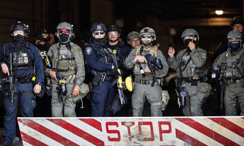 DHS und ICE bewachen Bundesgefängnis in Los Angeles am 07.06.2025
