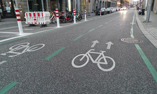 Poller an einer Fahrradstraße (Archiv)
