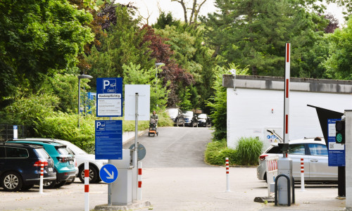 Der Badparkplatz in der Nimes-Straße – aktuell noch mit der Schrankenanlage, die in Kürze abgebaut wird.