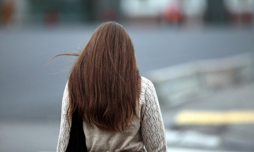 Frau mit braunem Haar (Archiv)