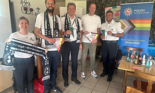 v.l.n.r.: Samantha Bornheim (Makkabi Deutschland), Mortimer Berger (Makkabi Deutschland), Uwe Lange (Polizeisportbeauftragter der Polizei Niedersachsen), Christian Bünnemeyer (1. Vorsitzender SV Schwarz-Weiß Kroge-Ehrendorf), Leon Dietrich (Landeskoordinator LSBTIQ/DEI Polizei Niedersachsen) (Archiv)