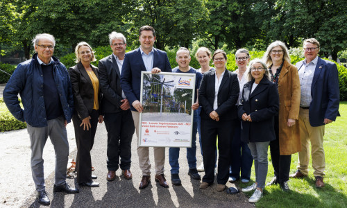 In Braunschweig wurde über das neue Spielgerät berichtet. OB Kornblum (4. v. li.) mit Verantwortlichen und Sponsoren.