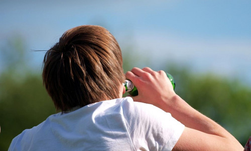 Biertrinkender Mann (Archiv)