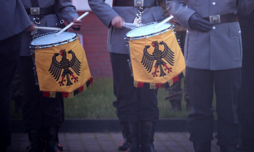 Bundeswehr-Soldaten beim Großen Zapfenstreich (Archiv)