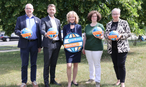 Stellten die durch den walk4help geförderten Projekte in Wolfsburg vor: Michael Junge, Geschäftsführer phaeno, Dennis Weilmann, Oberbürgermeister Stadt Wolfsburg und Schirmherr des walk4help, Claudia Kayser, Direktionsleiterin Volksbank BRAWO Wolfsburg und Botschafterin United Kids Foundations, Cristiana Rabassini, Projekt-Verantwortliche NEST, sowie Iris Bothe, Stadträtin für Jugend, Bildung, Integration und Soziales.