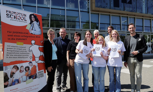 Die Fachjury kürte gratulierte dem Gewinnerteam zum ersten Platz: (v.l.) Tina Hasper-Vandrey (Volkswagen AG), Dr. Sascha Hemmen (Stadt Wolfsburg), Beate Hofer (42 Wolfsburg / Berlin e.V.), Nicole Kösling (Volkswagen AG), Michael Wilkens (IHK Lüneburg-Wolfsburg), Toni Guggemoos Mulfinger (Wolfsburg AG); vordere Reihe: Gewinnerteam der BBS Goslar-Bassgeige/Seesen