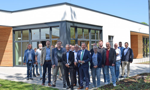 Gruppenbild der Einweihung, im Vordergrund v.l.: Dr. Oliver Fuchs (Amt für Regionale Landesentwicklung Braunschweig), Oberbürgermeister Frank Klingebiel und Christian Striese (Ortsbürgermeister der Ortschaft Nordost und Zweiter Bürgermeister der Stadt Salzgitter).