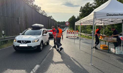 Auf der A2 kam es am Sonntag zu einem massiven Stau. Feuerwehr, DRK und Rettungsdienst waren im Eeinsatz, um die gestrandeten Verkehrsteilnehmer zu versorgen.