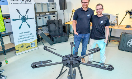 Khashayar Kazemi (COO) und Lasse Fröhner (CTO) von starcopter präsentierten zur Markteinführung die HIGHDRA-Drohne.