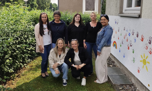 Freuen sich auf die Familienolympiade (vorne von links): Corinna Rittel (AWO Familienzentrum Wilhelm-Kunze-Ring); Nina Walther (Ev. Familienzentrum KunterBund (Propsteiverband Ostfalen)), (hinten von links): Monika Bockmann (Fachkraft für Eearly-Excellence-Ansatz der Stadt Salzgitter); Martina Filemenov (Kath. Familienzentrum St. Bernward (Caritas)); Rebecca Thomas (Paritätisches Familienzentrum Purzelbaum); Stefanie Brendel (Ev. Familienzentrum Martin-Luther) und Irmgard Kappei (Kath. Familienzentrum St. Joseph (Caritas)).