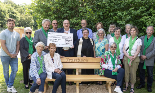 Heute wurde auf dem Friedhof in Lebenstedt die erste Trostbank der Stadt feierlich eingeweiht.