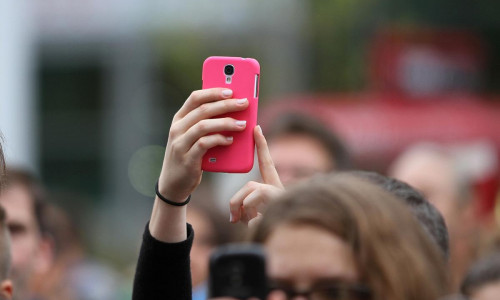 Frau mit Smartphone (Archiv)