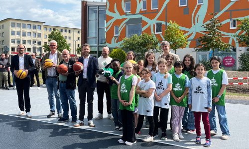  Eröffnung der 3x3-Basketballanlage in der Wolfsburger Innenstadt, v. l. Wirtschaftsdezernent und WMG-Geschäftsführer Jens Hofschröer, Ratsvorsitzender Ralf Krüger, Ortsbürgermeister Erich Schubert, Oberbürgermeister Dennis Weilmann sowie Spielerinnen und Trainerstab der Mädchen-Basketballmannschaft des VfL Wolfsburg e.V.