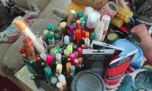 Malutensilien in einem Atelier.
