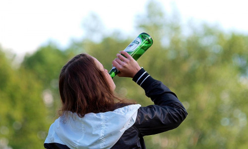Biertrinkende Frau (Archiv)