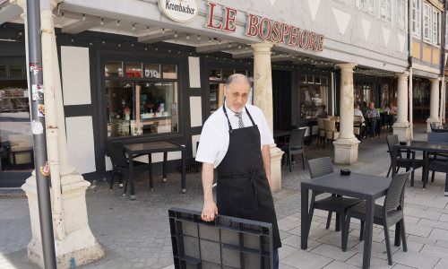 Inhaber Sure Tekin vor seinem Restaurant Le Bosphore.