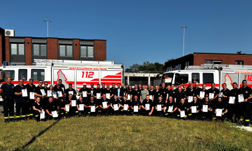 Auszeichnung mit der Ehrennadel des Landes Niedersachsen. Oberbürgermeister Dennis Weilmann (Bildmitte) würdigt Einsatz von 101 Feuerwehrfrauen und -männer.