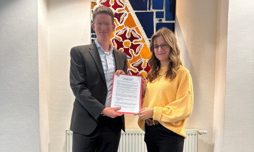 Bürgermeister Tobias Grünert und Kultur-Sachbearbeiterin Tabea Schwellenbach präsentieren die Kulturförderrichtlinie.