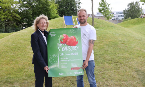 Claudia Kayser, Direktionsleiterin Wolfsburg der Volksbank BRAWO, gemeinsam mit Christian Fuchs, Geschäftsführer der Team 3 Event & Gastro GmbH, auf der Grünfläche des BRAWO City Geländes.