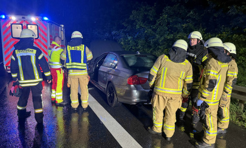 Die Einsatzkräfte der Feuerwehr Flechtorf an der Unfallstelle.