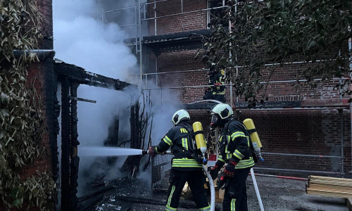 Flammenüberschlag bedroht mehrere Gebäude (Archiv)