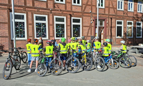 In der Grundschule Salzgitter Salder fand am Donnerstag die alljährliche Radfahrprüfung für die Viertklässler statt.