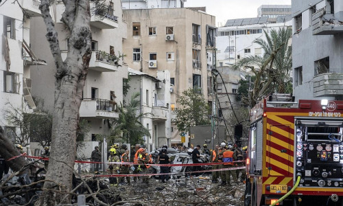 Rettungsmannschaften durchsuchen Trümmer nach iranischem Raketentreffer in Tel Aviv am 16.06.2025