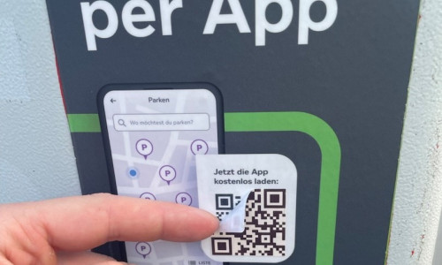 Die Polizei warnt vor gefälschten QR-Codes an Goslars Parkautomaten.