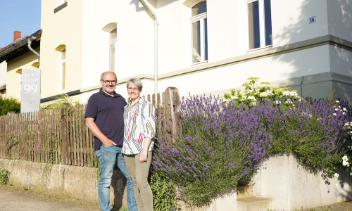 Maren Matz-Volkers mit ihrem Mann Sven Volkers vor ihrem Ferienhaus in Wittmar.