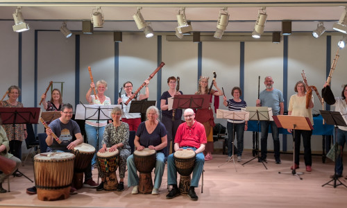 as FolkWindOrchestra und das Trommel-Ensemble Paradies verbinden irische Folk-Musik mit afrikanischen Rhythmen. 