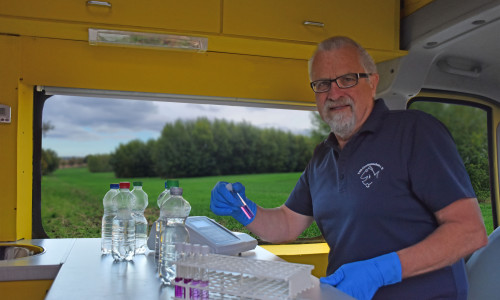 Harrald Guelzow analysiert eine Wasserprobe.