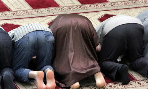Gläubige Muslime beim Gebet in einer Moschee (Archiv)