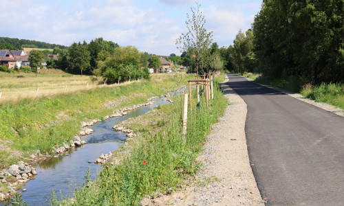 Die Aufweitung der Nette hat das Abflussvolumen gesteigert. Zudem wurde auch der daneben liegende Radweg ertüchtigt.